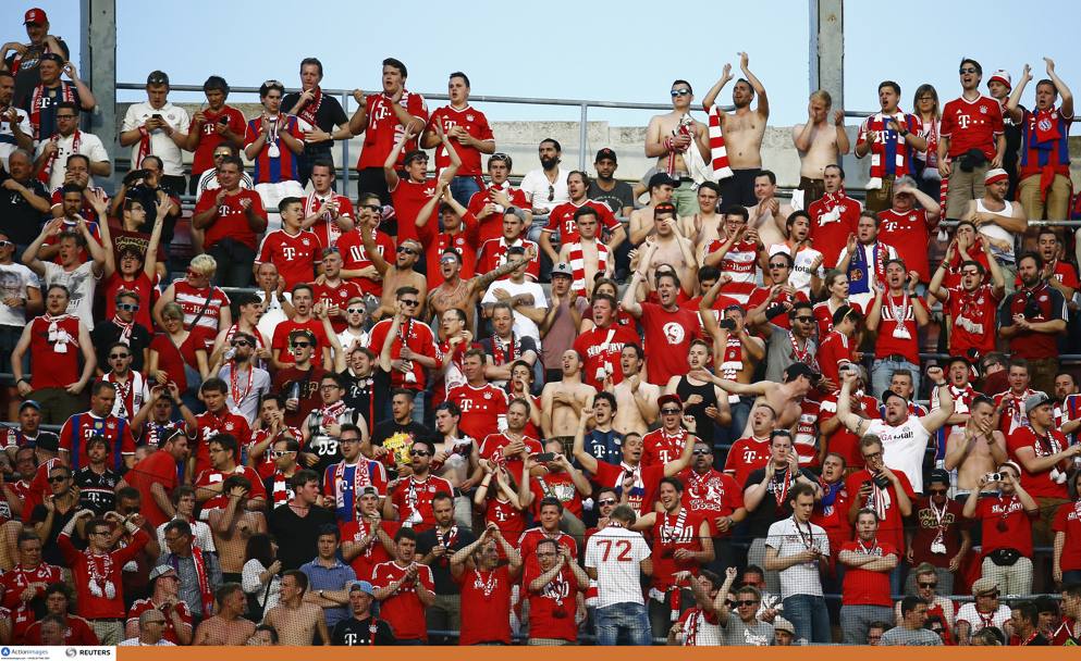 Quasi tutti in maglia rossa nel settore occupato dai tifosi del Bayern. Reuters
